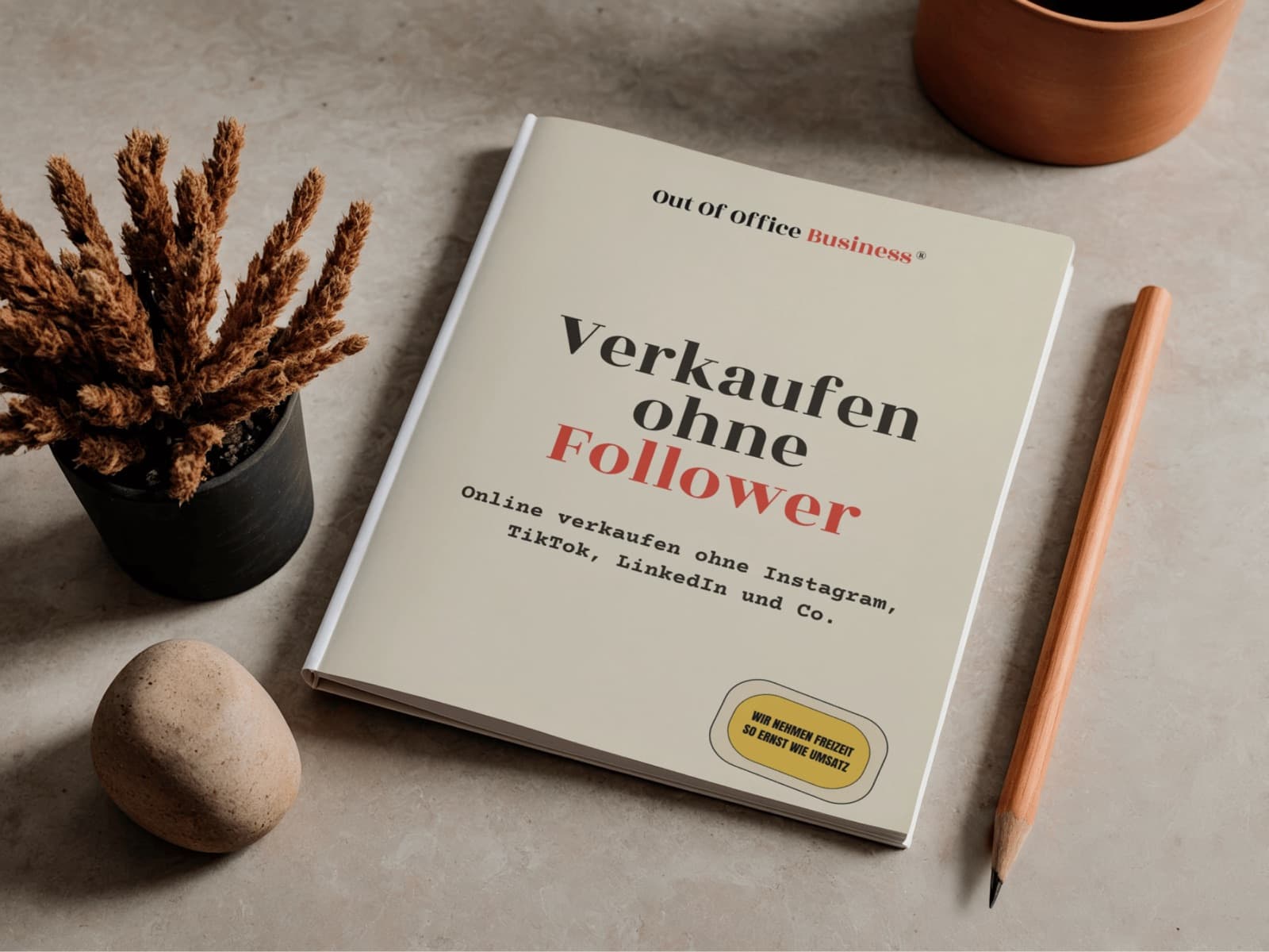 Das Playbook „Verkaufen ohne Follower“ als gedrucktes Heft auf einem Schreibtisch